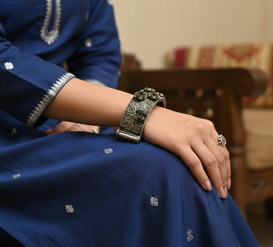 Vintage Style Chunky Floral Relief Bracelet Two-Tone Metal 3D Rose Garden Openable Bangle Kada